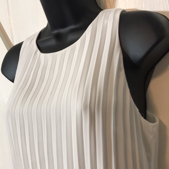 Aritzia Babaton White Pleated Blouse - Picture 4 of 11